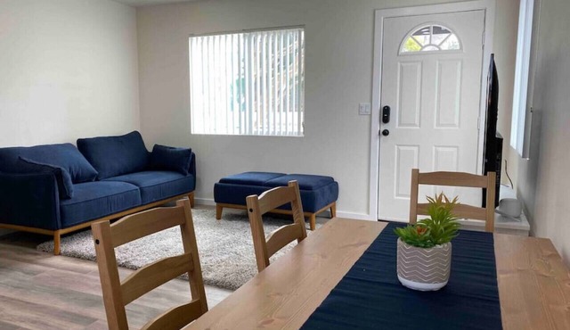 Pet Friendly ! - King Bed, Bk Yard, Wifi, Parking.