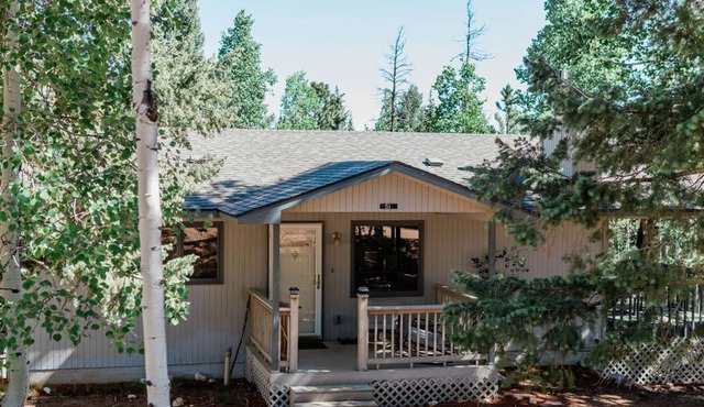 Popular Mountain Lodge among aspen trees! Hot tub!