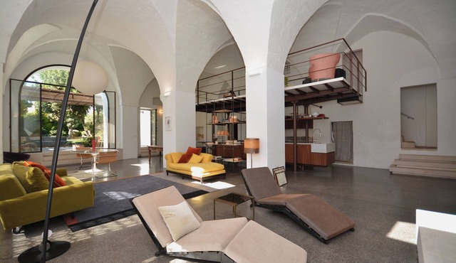 Prestigious home with pool near the sea