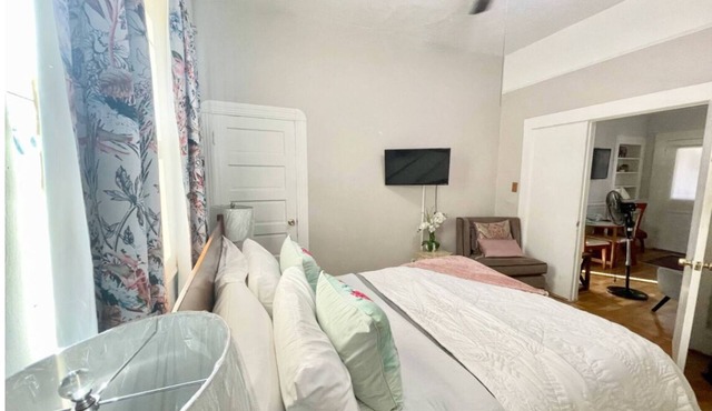 Private 1bedroom 1 bath bungalow close to most desirable location in LA
