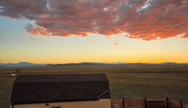 Private 5 Acre Off-Grid Cabin: 360° Views & Mountain Sunset Retreat