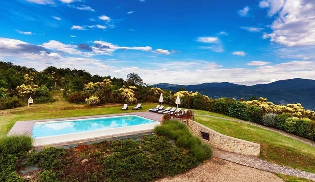 Private Villa with private pool, WIFI, hot tub, A/C, TV, panoramic view, parking, close to Arezzo