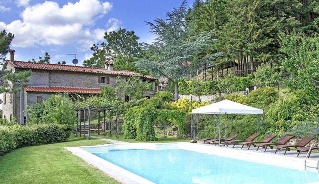 Private villa with pool near Cortona