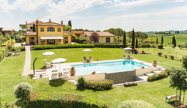 Private Villa with A/C, WIFI, private pool, patio, pets allowed, panoramic view, close to Cortona