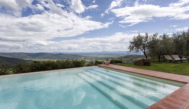 Private Villa with sauna, WIFI, hot tub, A/C, pool, TV, terrace, panoramic view, close to Cortona