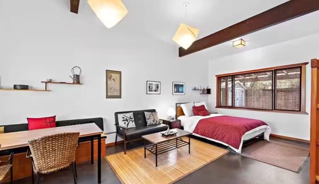 Quiet but Convenient Guesthouse in the heart of Brentwood. Backyard & amenities.