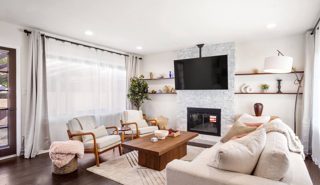 Relaxing House w/BBQ, Firepit, Laundry, Private Yard - near LAX, SoFi, Forum