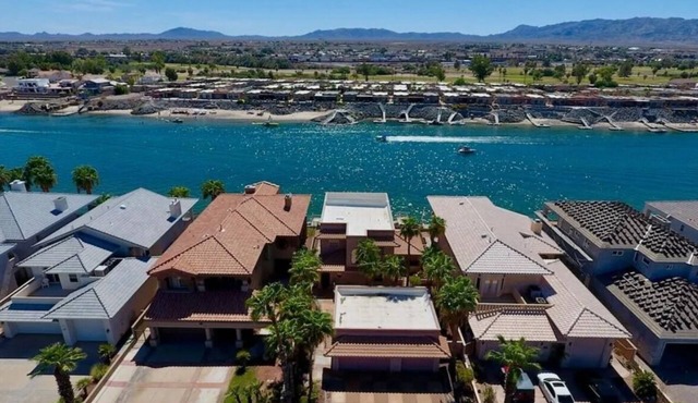 Riverfront Luxury: 4BR Retreat w/Dock, Launch, Endless Views, Colorado Oasis