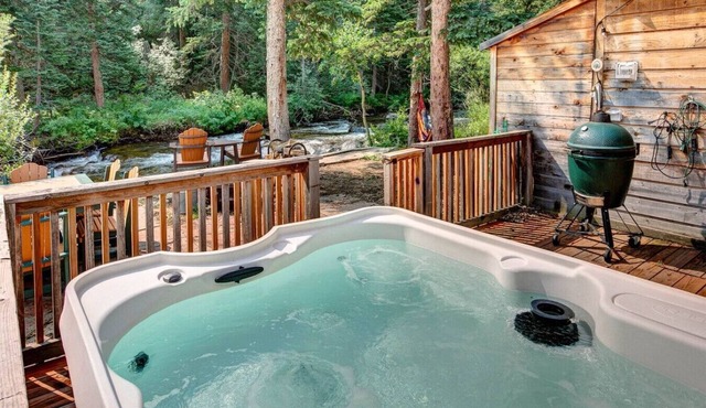 Riverside`s Hideout Cabin- With Hot Tub!
