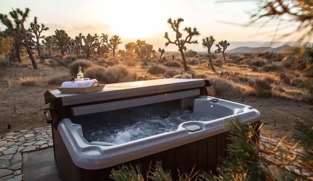 Romantic Spanish revival w/ hot tub & views - 5 min from Joshua Tree