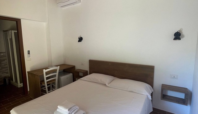 Room 'Santa Lorica - Camera 19' with Shared Pool, Wi-Fi and Air Conditioning