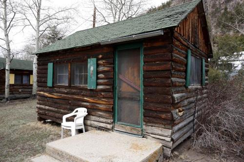 Rustic, Pet Friendly Cabin near the Cache la Poudre River, Perfect for a Mountain Getaway