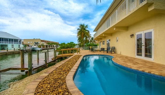 Salty Anglers: Waterfront Heated Pool, Dock & Walk to Sombrero Beach in Marathon