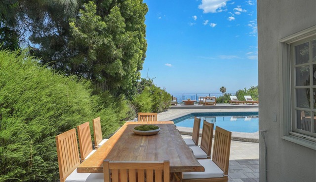Savona Horizon - Luxury villa that showcases a media room with wet-bar
