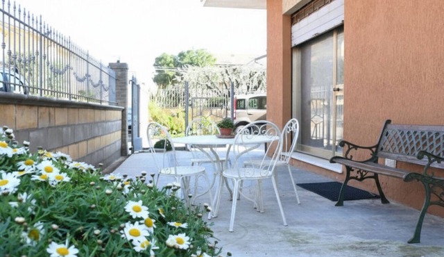 SE247- Marotta, three-room apartment with equipped courtyard near the sea