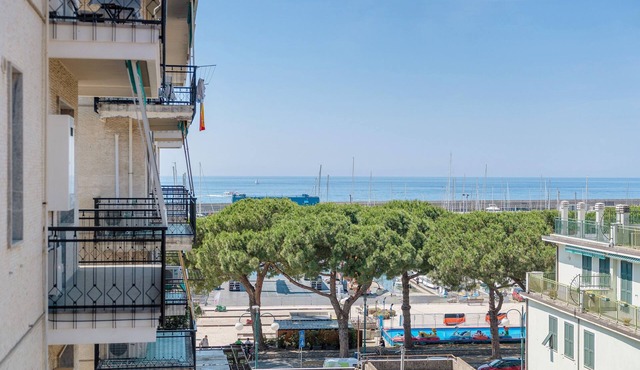 Sea & Center - Chiavari Apartment with Sea View, Wi-Fi, and Air Conditioning