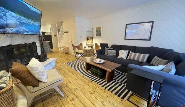 Ski-in/Ski-Out, Steps to Lifts, 1 Block to Downtown, Updated & Clean