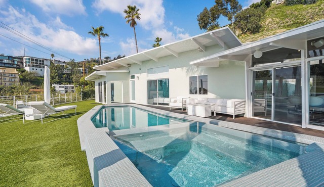 Skyline Sanctuary: Hollywood Hills Architectural Gem & Pool