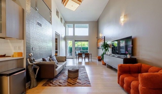 Sleek Art Loft in Beverly Grove