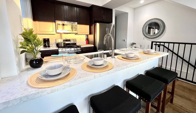 Sleek Townhouse Getaway + Private Rooftop Deck 🍹