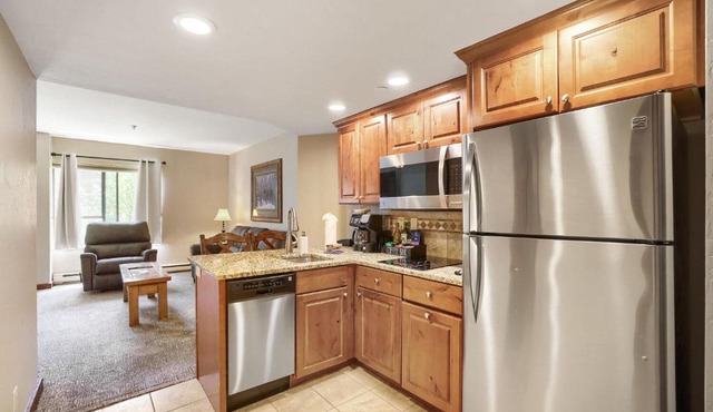 Slope-side Studio Dog Friendly Full Kitchen