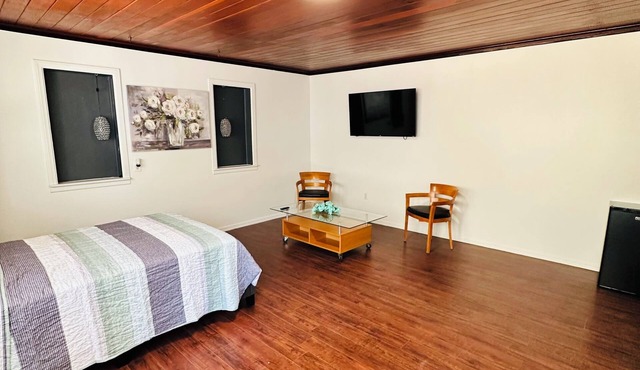 Small Chic studio with Outdoor Seating Area By West Hollywood With Free WiFi