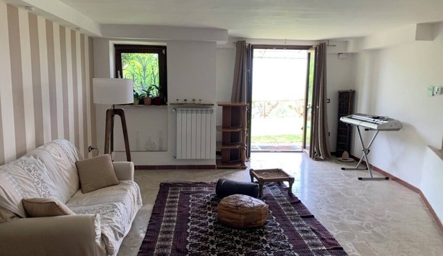 Small villa with a view of the Cassino valley and montecassino with its abbey.