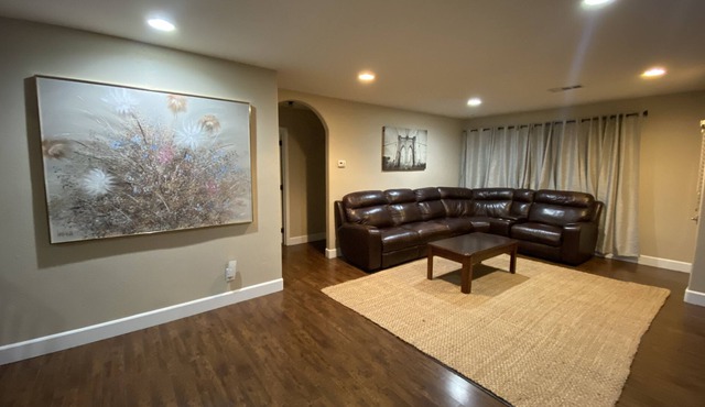 Spacious 5 bedroom home - 10 miles from Disneyland