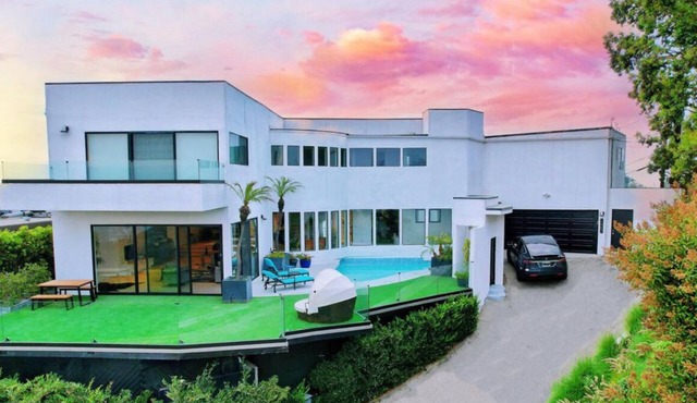 Spacious 5-bedroom villa in delightful Los Angeles with Pool and Spa