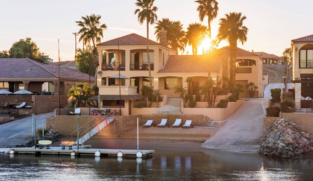 Spacious 7-bedroom Riverfront House with a Casita, Private Beach & Launch Ramp