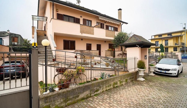 Spacious Accommodation in Lainate - 2 Large Bedrooms for 4
