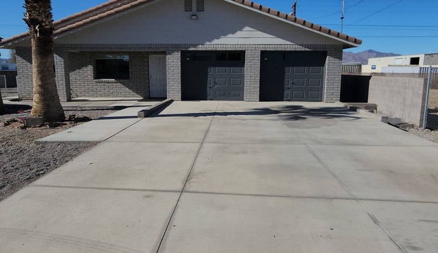 Spacious Ample Parking Across from shops & Fast Food. Multiple Family Friendly
