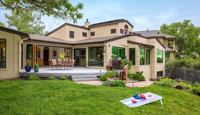 Spacious Home with Stunning Mountain Views, 10-min to Downtown