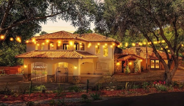 Spacious Luxury Retreat Sleeps 20 with Jacuzzi
