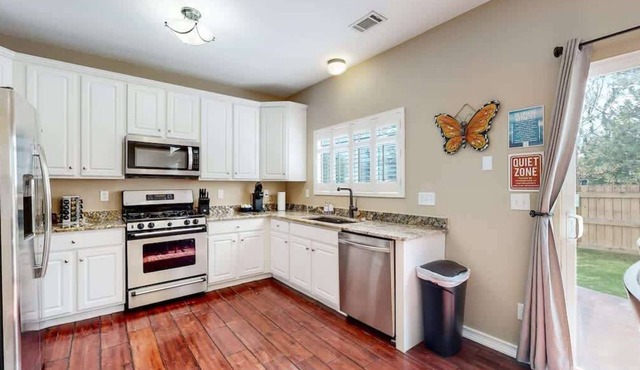 Spacious Modern 3BR Home in Quiet Aurora Neighborhood – Perfect for Stock Show A