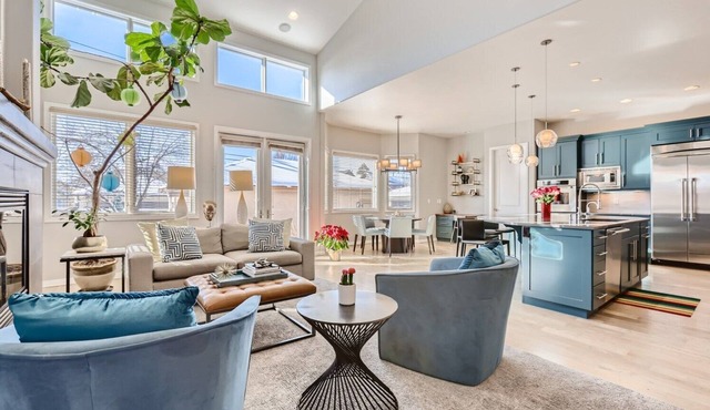 ★★Spacious Modern Home Perfect for Groups!★★