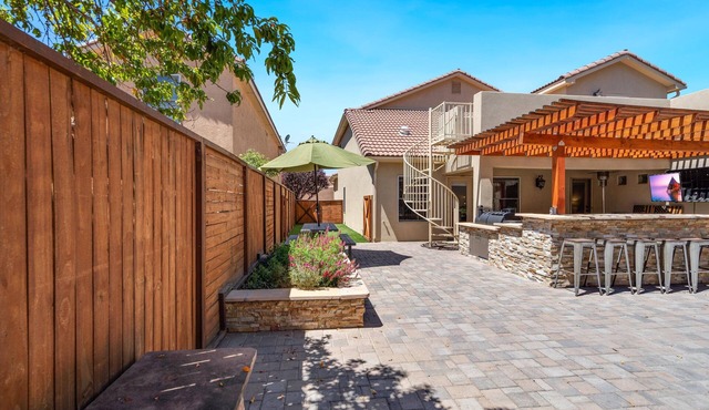 Spacious Modern Retreat. With 5 bedrooms and Gorgeous backyard