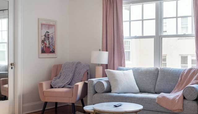 Spacious Studio Steps to 23rd & Trader Joe's + Parking Included
