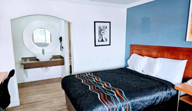 Spacious Studio w/Private Bath + Kitchenette – Steps from Dining & Local Attrac