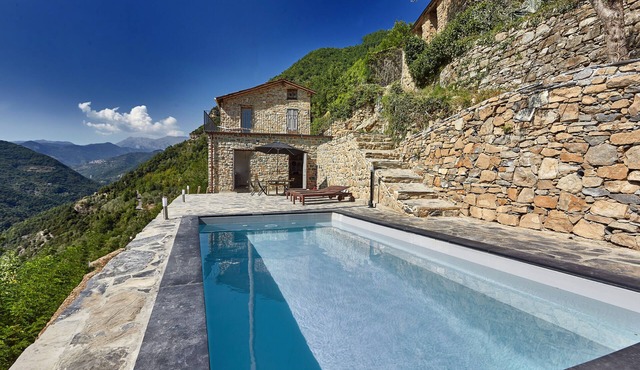 Spacious, stylish holiday home for 6. Private pool, terraces and mountain view.
