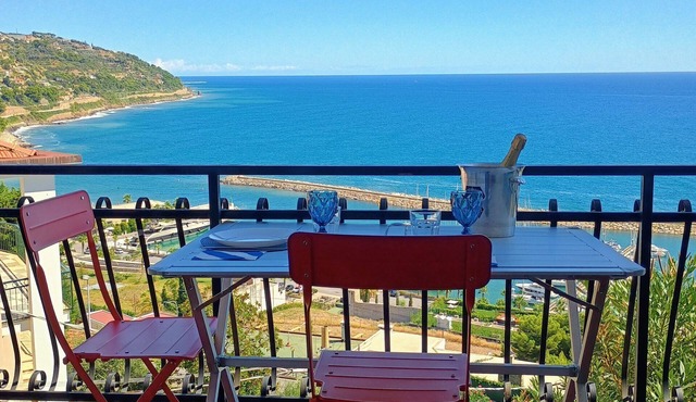 Spacious two-room apartment with sea view and air conditioning