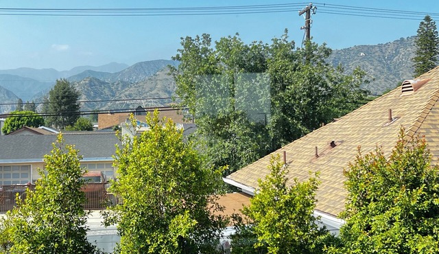 Spiral Staircase guest house Charming 2-bedroom house with WiFi and AC in Azusa