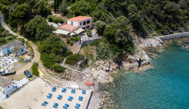 Splendid house pieds dans l'eau for 10 people on the island of Elba, Private access to the sea.