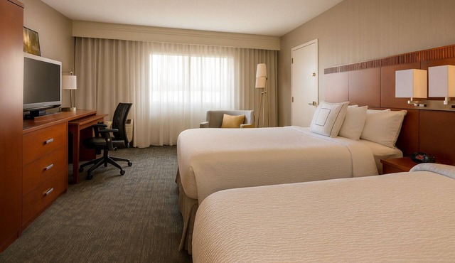 Stay And Relax! Pet Friendly Suite! Outdoor Pool!