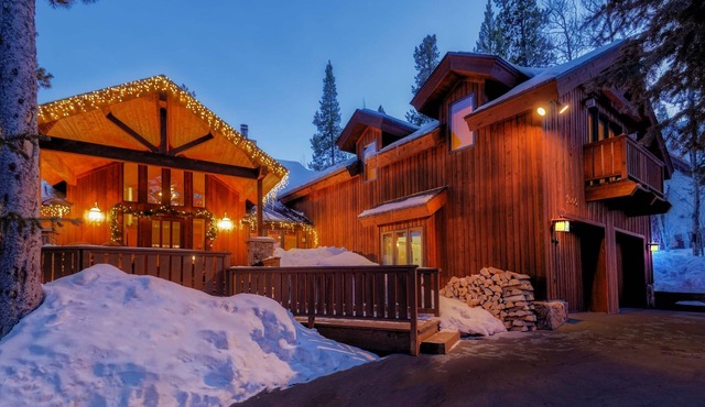 Steps from Four O Clock Run, Spacious and Charming Ski-In/Ski-Out Retreat