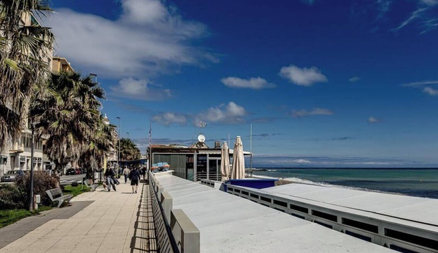 [Strategic Center Location] Train Cruise & Beach