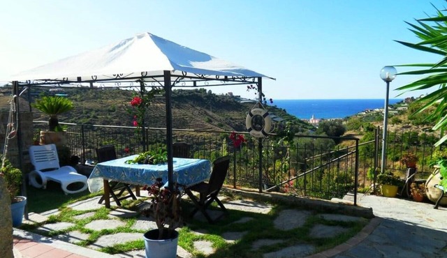 Studio apartment with terrace/garden with sea view