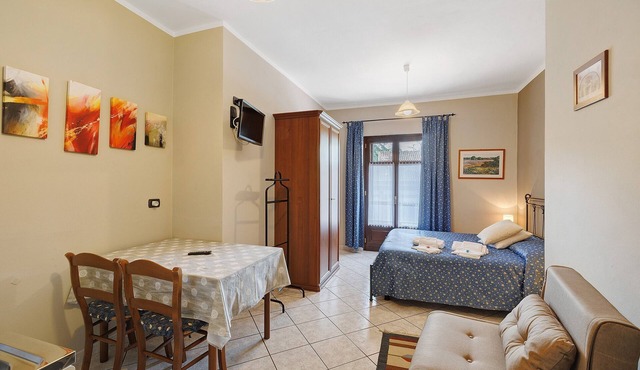 Studio 'Luna' with Shared Garden, Balcony and Wi-Fi