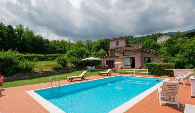 Stunning private villa for 6 guests with WIFI, private pool and TV