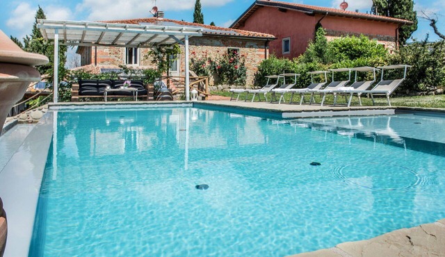 Stunning private villa for 12 people with WIFI, private pool, A/C, TV, patio and pets allowed